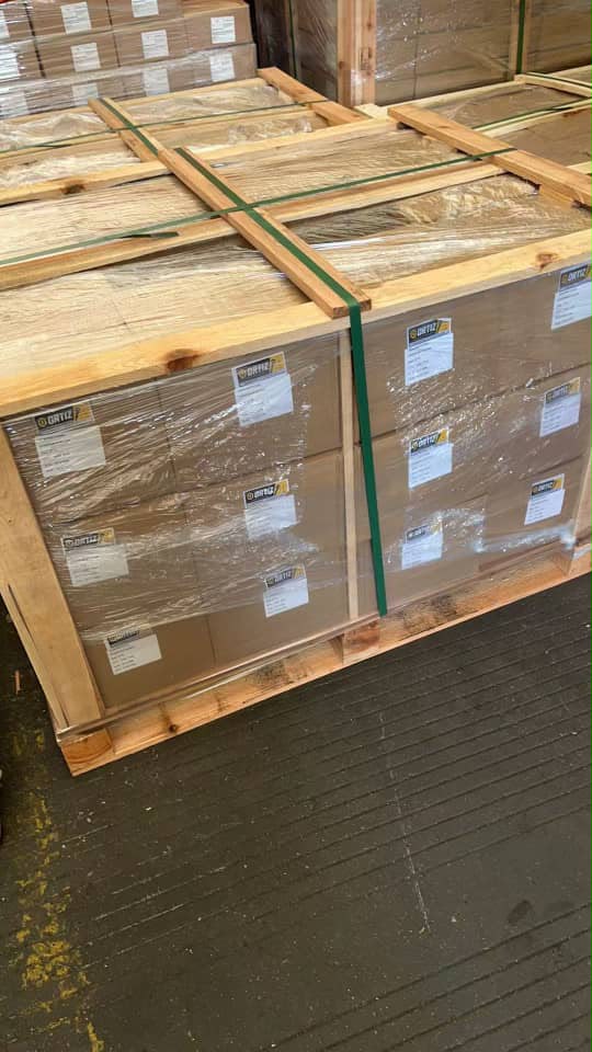 Pallet enzunchado con cajas de tornillos ORTIZ