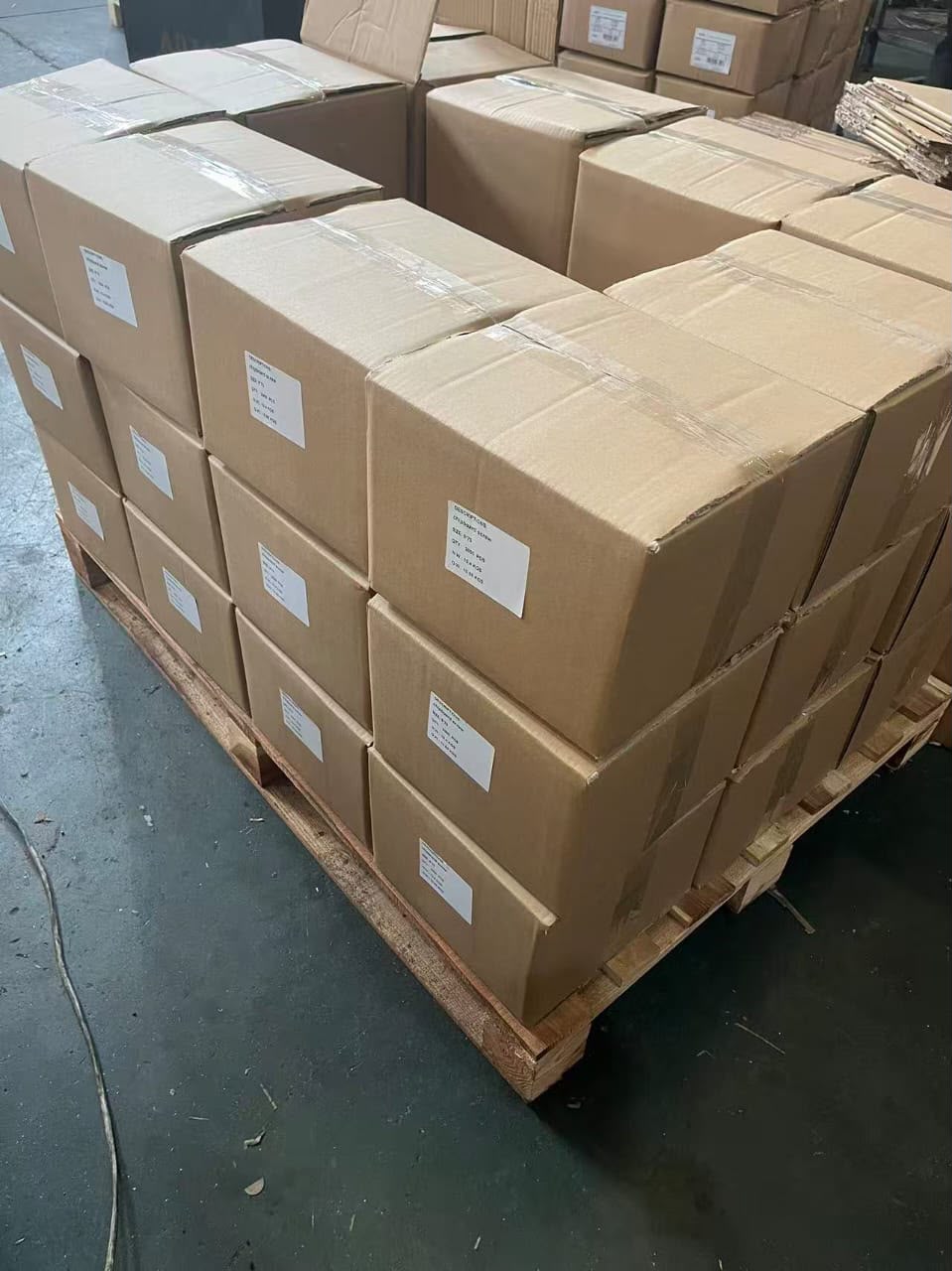 Pallet de cajas de tornillos ORTIZ en bodega